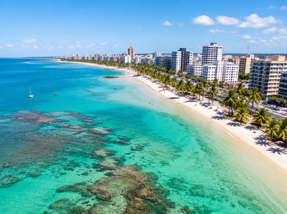 Imagem ilustrativa da orla de Maceió com mar turquesa e coqueiros